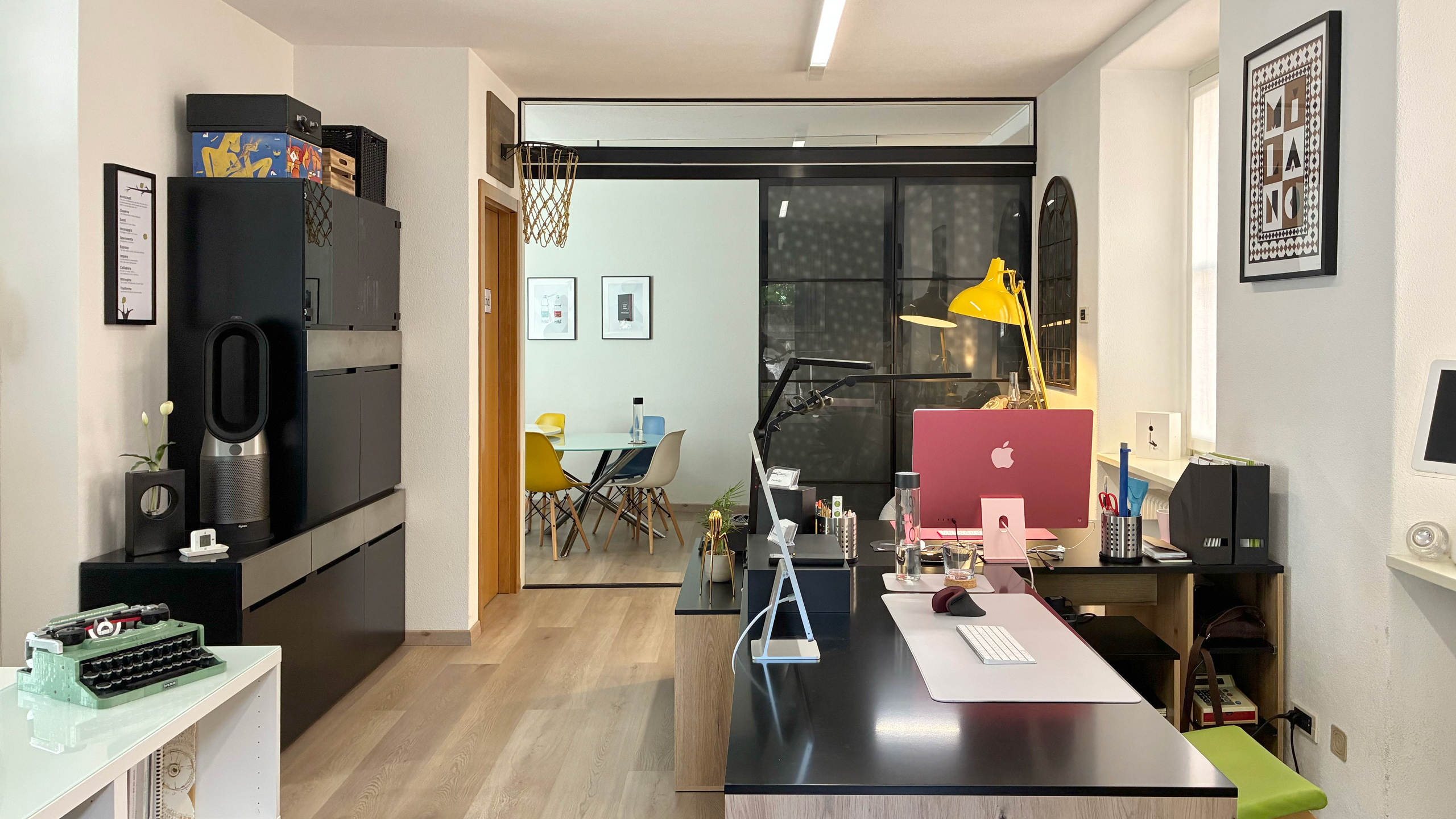 scorcio dell'open space dall'ingresso presso coworking chiavenna